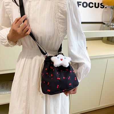 Gefaltete Kordelzug-Bucket-Bag Tasche 2025 Sommer neuer Modetrend Linie klein Kirsche Kette einzelne Schulter Umhängetasche Damentasche