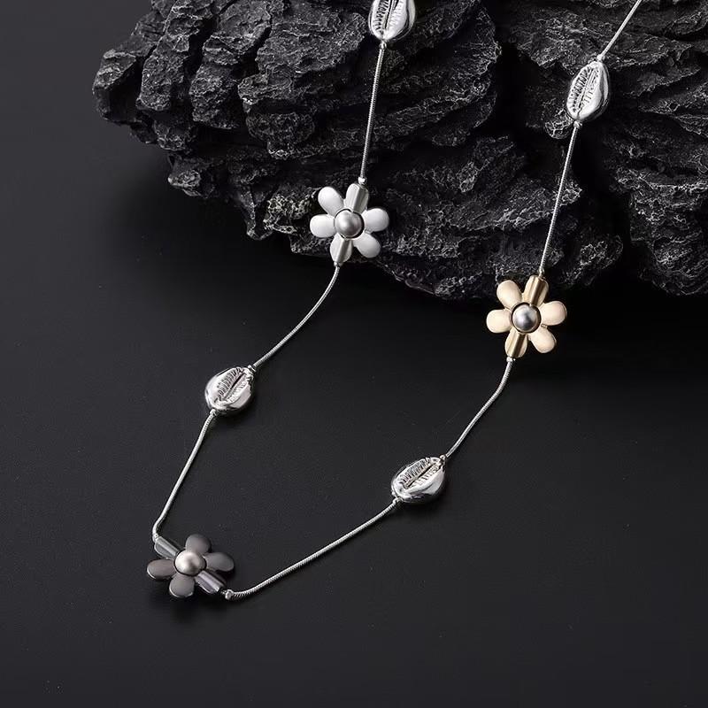 Fashion metal flower contrasting color necklace niche high-end design sweater chain simple long splicing sweater chain tide