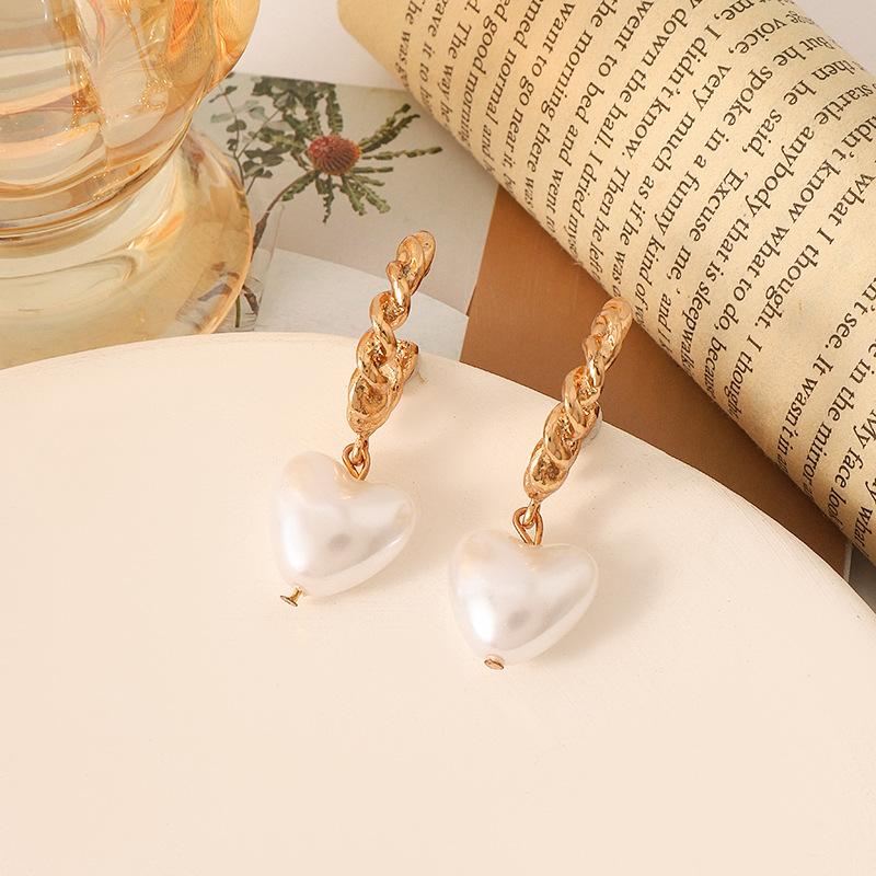 Fashion Retro Pearl Inlaid Heart Pearl Earrings Peach Heart Shape Light Luxury Elegant Versatile Women s Earrings Jewelry