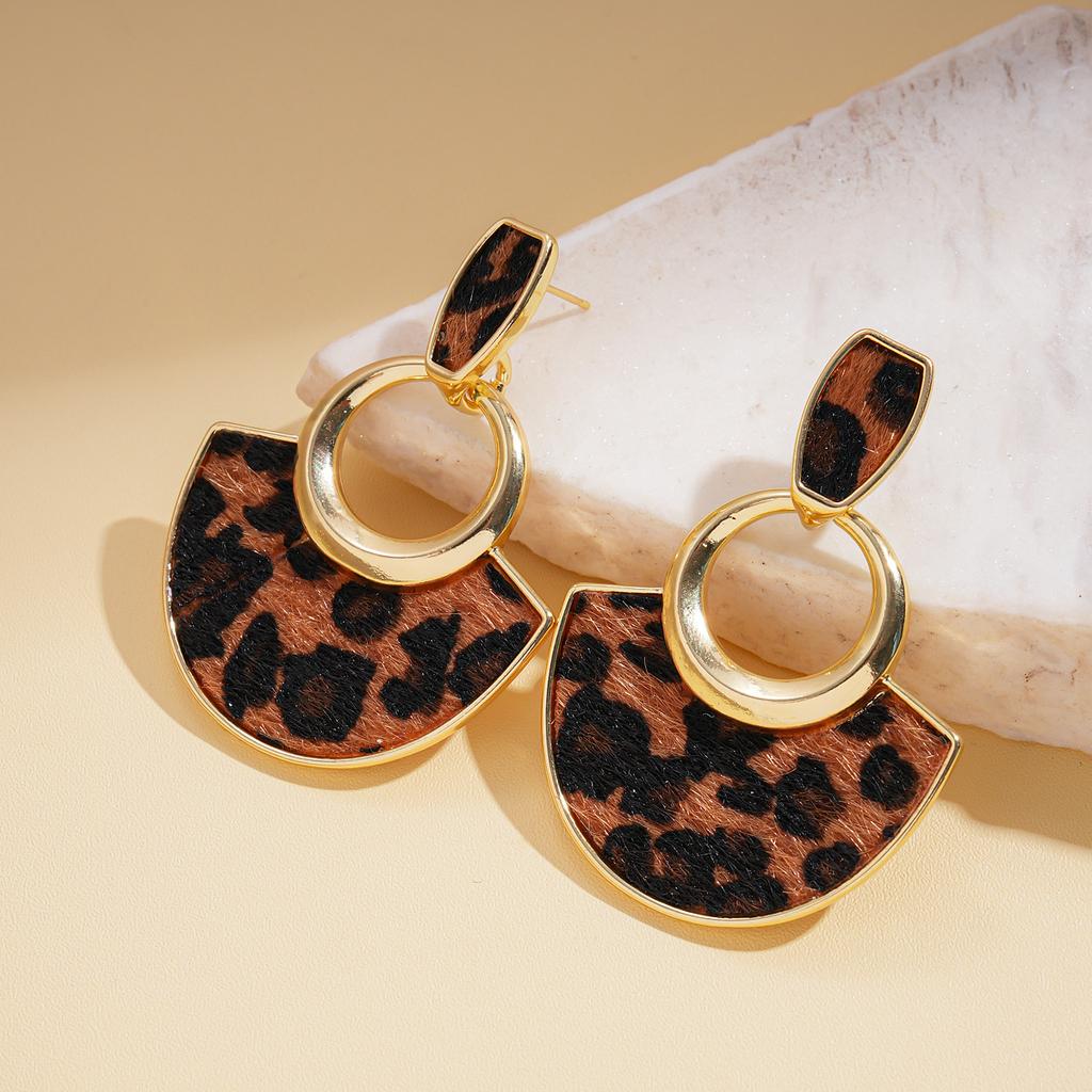 Maillard Retro Leopard Print Geometric Round Earrings Light Luxury High-end Stud Earrings Autumn and Winter Niche Temperament Earrings