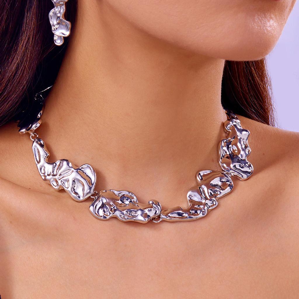 Geometric Metallic Choker Necklace For Women With Liquid Fold Design For Fashion Casual Wear