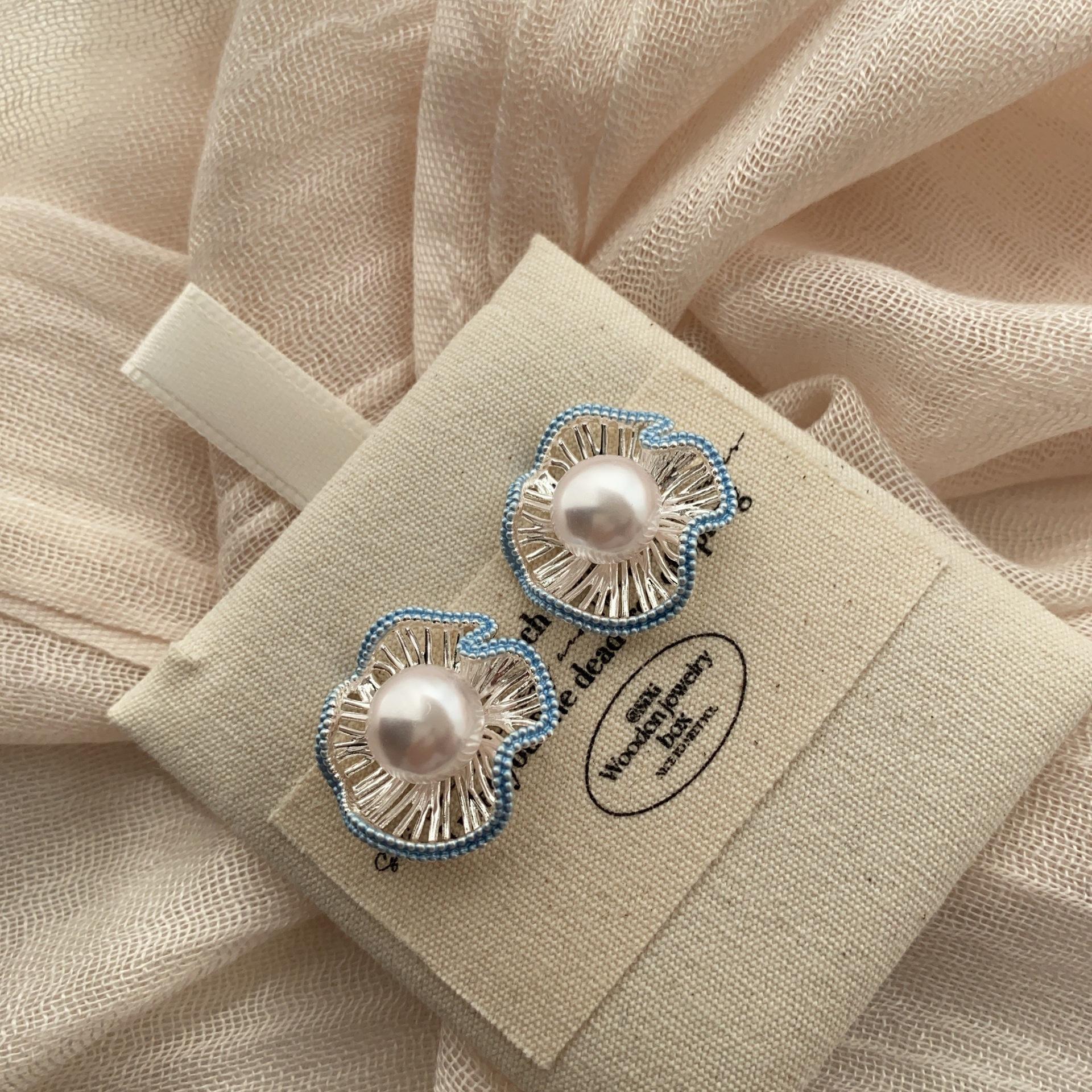 

Summer vacation style colorful wavy flowers hollow pearl earrings light luxury French sweet new fashion stud earrings women