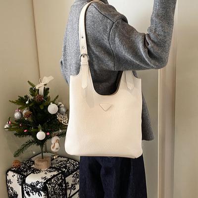 2025 nouveau sac fourre-tout simple de luxe léger haut de gamme en cuir souple automne et hiver rétro pour les trajets quotidiens grand sac simple épaule sac aisselle