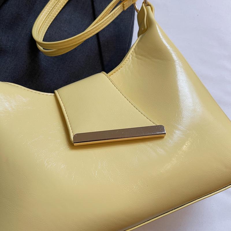 Soft Structured Shoulder Bag with Flap Closure for Daily Use and Fashionable Outfits