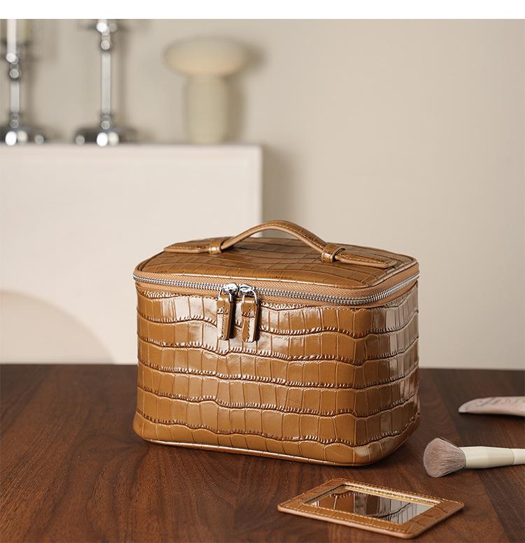 Crocodile Pattern Cowhide Makeup & Toiletry Bag: Portable, High-Capacity, Travel-Ready.