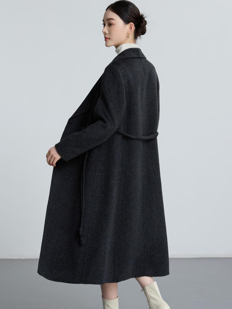 Eleganter doppelseitiger Kaschmantel für Frauen mittleren Alters - Herbst/Winter 2025 Kollektion.