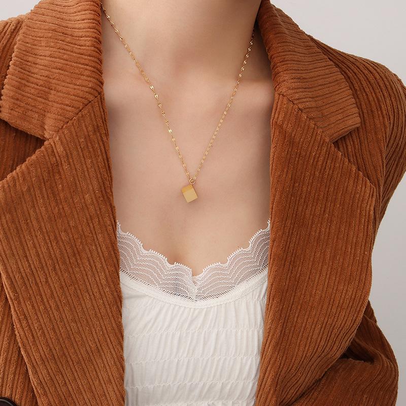 

Новое трехмерное квадратное ожерелье с подвеской из титановой стали с покрытием из 18-каратного настоящего золота Xiaohongshu Internet Celebrity Keylarbone Chain P697