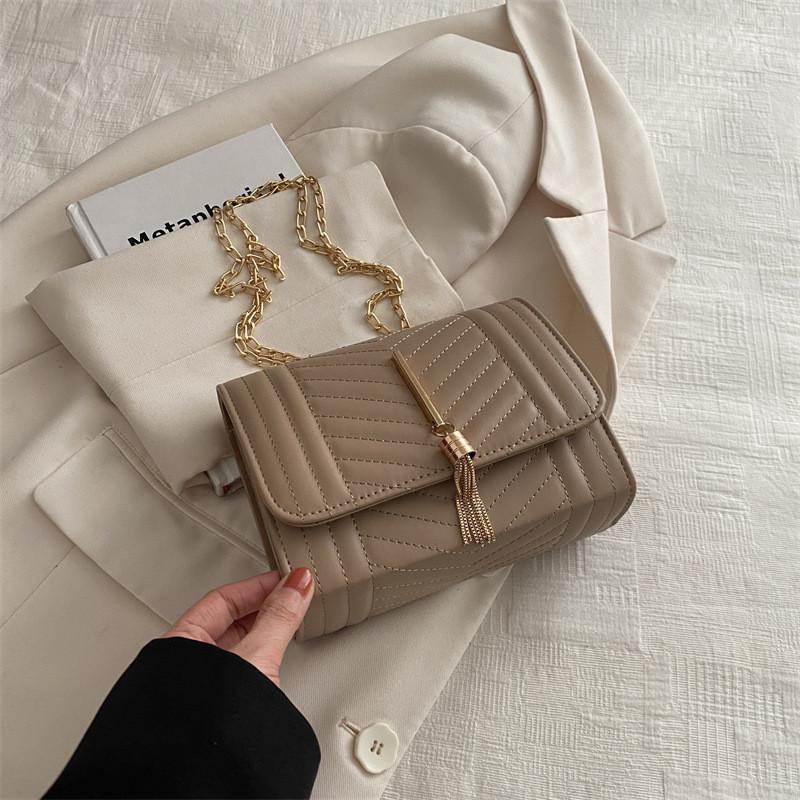 Stylish And Minimalist Women's Crossbody Bag With Trendy Chain Detail For Casual Use