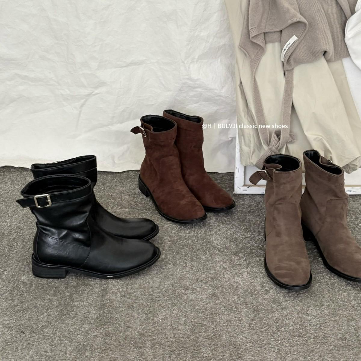 

2025 autumn and winter new round head thick heel soft sole belt buckle engraved British college women s short boots 39 сірий колір