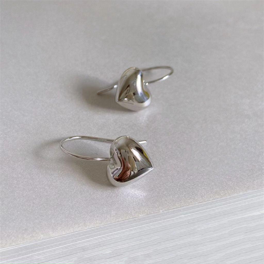 Simple Niche And Versatile Three-Dimensional Love Earrings, Women'S Tide Design, Advanced Ear Hooks, Cold Wind Stud Earrings, Earrings.