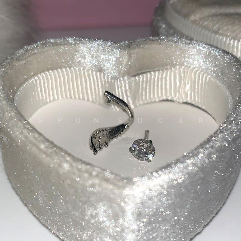 

Beautiful Angel Wings Ear Bone Stud Titanium Steel All-Match Niche Unique Angel Wings Winding Flash Diamond Ear Studs Earrings Women Single right ear