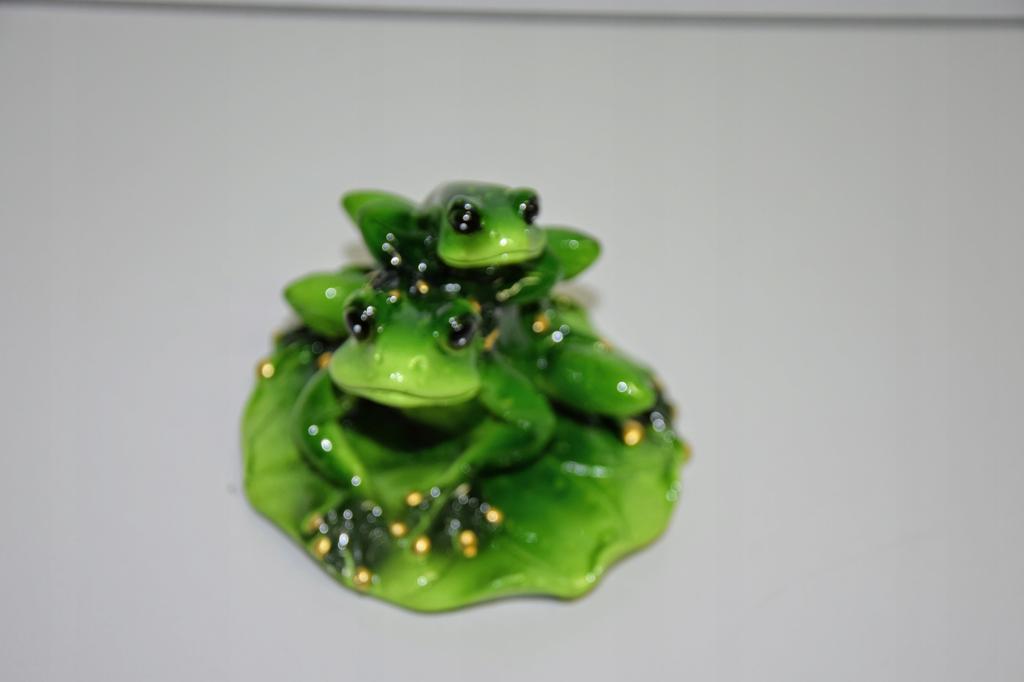 Figurine of Two Frogs On a Leaf 9.5x10.5x11