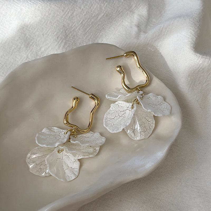 French pearl oval shell earrings white flower high-end stud earrings fashion temperament light luxury earrings women
