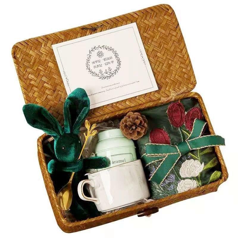 Creative Rattan Woven Wedding & Bridesmaid Souvenir Gift Box