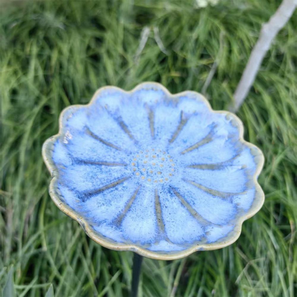 Flower-Shaped Ceramic Bee Feeder Rust-resistant Floral Sculpture Bird Bath Bowl Handcrafted Metal Vintage Style