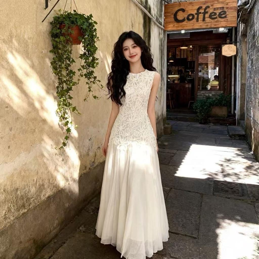 Early Spring Apricot Lace Slim Beautiful Dress Women's 2026 Summer New Sleeveless Long Dress Apricot Vest Skirt Women's Clothing