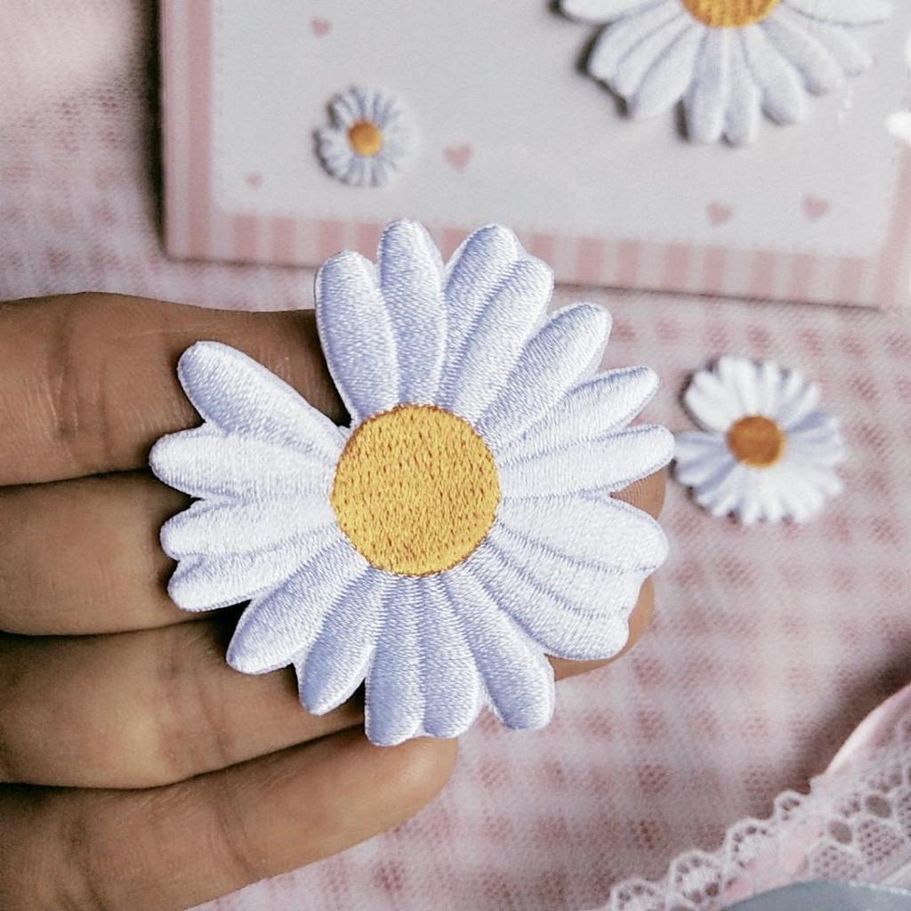 White Daisy Embroidery Hook & Loop Patch - Self-Adhesive Decorative Applique for Clothes and Bags