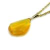 Echter Schildpattanhänger mit einem geschliffenen Tropfenanhänger-Oberteil und inklusive einer 45 cm langen, 18 Karat gelbgoldplattierten, bernsteinfarbenen Öse. Kette.