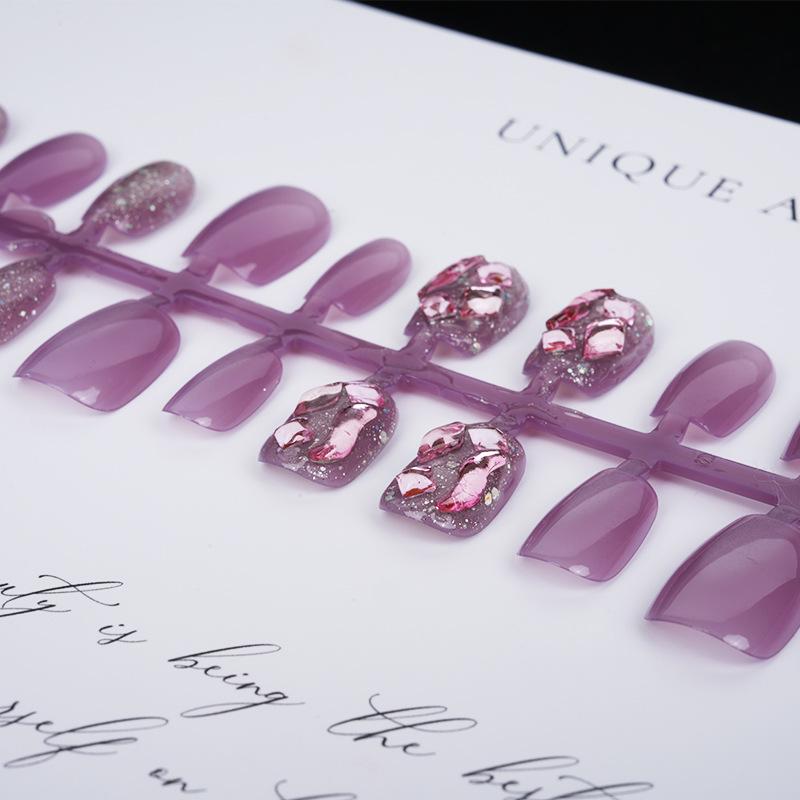 

Wearable Luxurious Diamond Cat Eye False Nails, 30-Piece Set with Pre-Made, Divided Sizes.