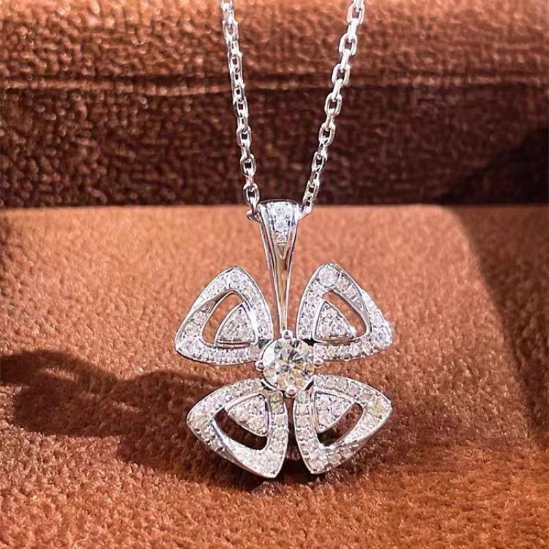 Windmill Eternal Flower Pendant Necklace - Elegant Four-Leaf Clover Clavicle Chain for Women, Light Luxury & Full Diamond Elegance