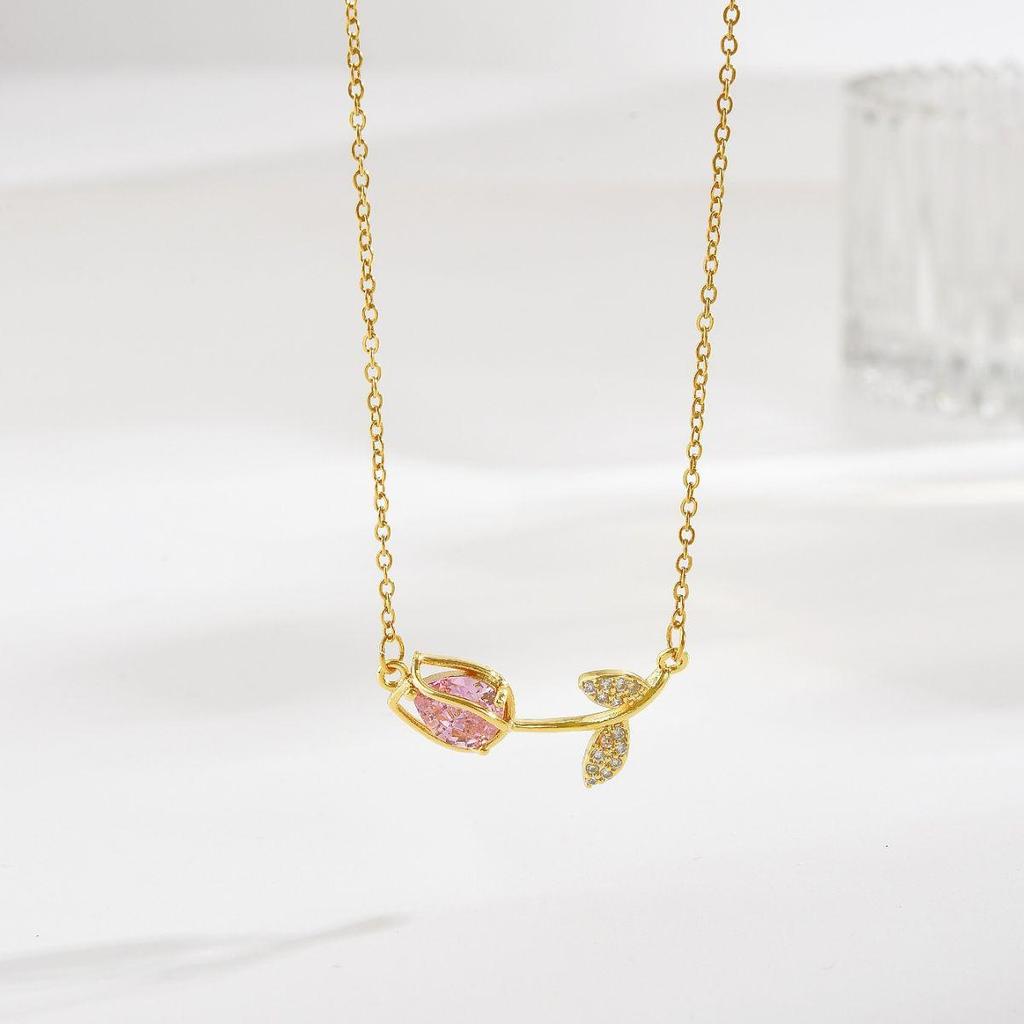 Collier Clavicule Rose Pâle Acier Titane - Ne se décolore pas, Luxe Léger, Design de Niche, Bijou Polyvalent pour Femmes.