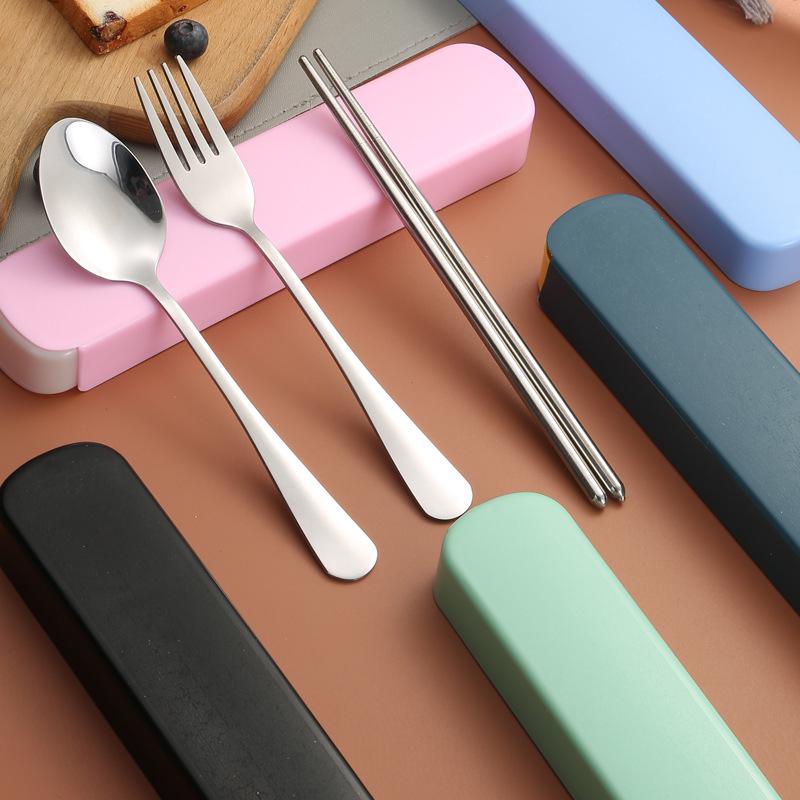 Spersonalizowany Zestaw Sztućców Ze Stali Nierdzewnej na Zewnątrz: Łyżka, Widelec i Pałeczki w Przenośnym Pudełku Prezentowym.