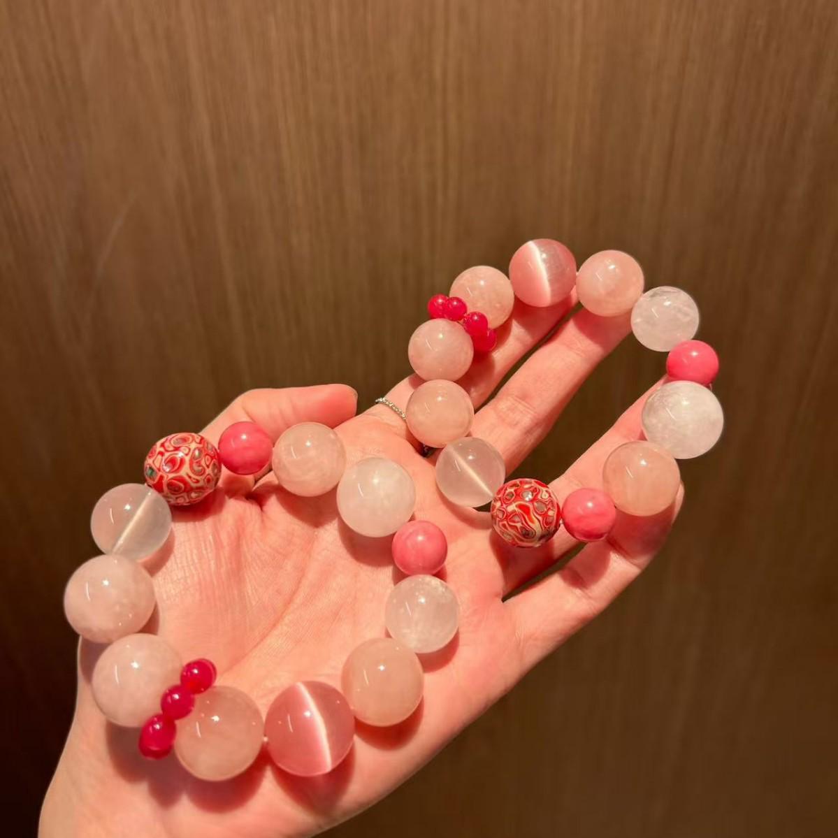 

Женский браслет из натурального розового кристалла «Цветок персика»: Привлекающий богатство, Счастливая бусина, Изысканная ниша, Множество сокровищ. Multi-Treasure Bracelet (with Box) розовый