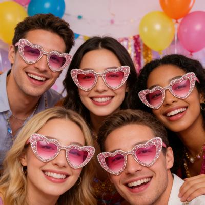 Lunettes de soleil scintillantes en forme de cœur pour femmes Strass Faveurs de fête de mariage Cadeau de demoiselle d'honneur Lunettes de soleil diamant brillantes Accessoires photo