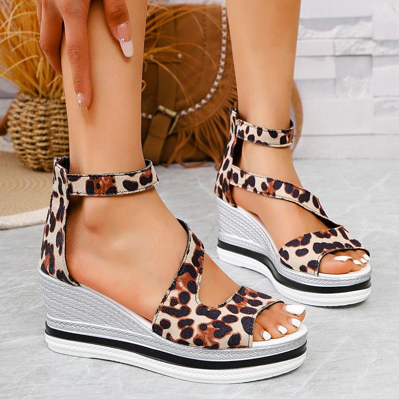 Сандалии на танкетке большого размера с леопардовым принтом летние новинки в европейском и американском стиле босоножки с открытым носком 43 3770₽