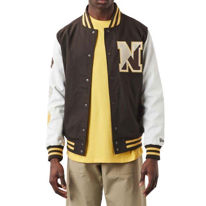 Blouson New Era Heritage Varsity - Réf. 60284780. Couleur : Marron, Blanc, Jaune. Détails. - Manches de contrôle des couleurs. -