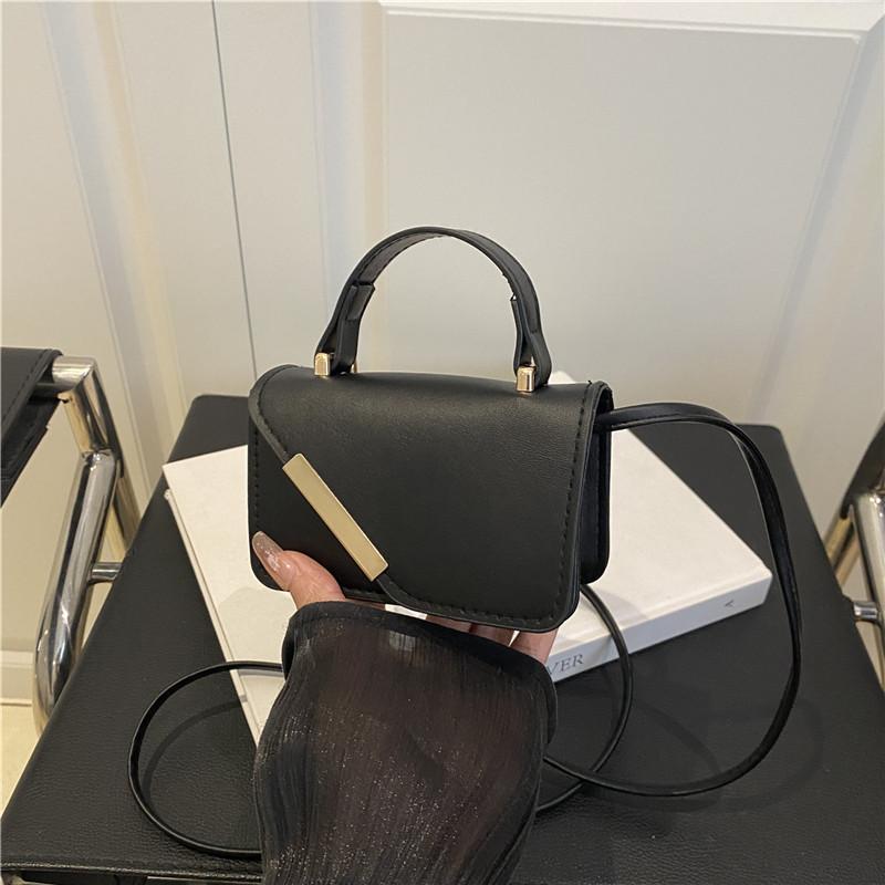 This year's popular niche design shoulder messenger bag 2025 summer new fashion simple temperament small square bag foreign style