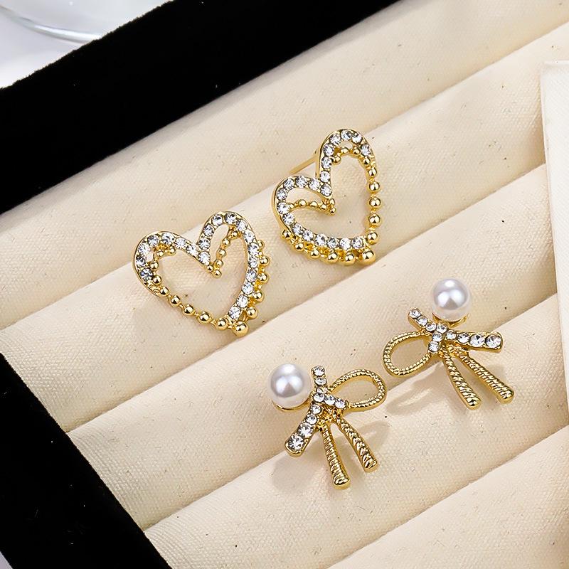 Koreańska Moda Perłowe i Cyrkoniowe Kolczyki Kokardki w Kształcie Serca - Eleganckie i Wszechstronne