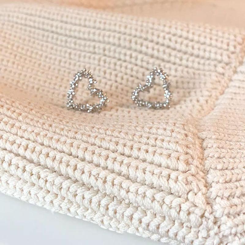 Shining Silver Hollowed-out Love Earrings Small, Simple and Exquisite Heart-shaped Earrings