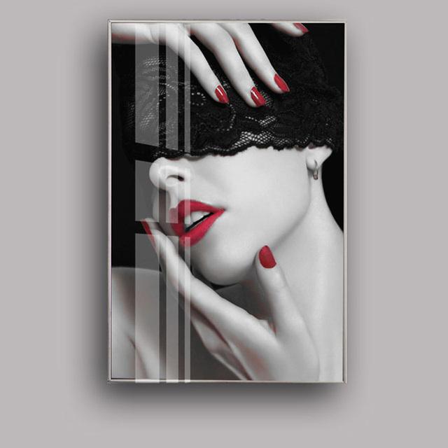 Үйдегі әйелдердің артындағы фотосы