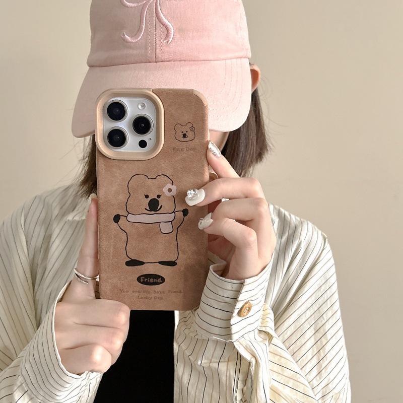 Cute Hug Scarf Bear for IPhone16promax Phone Case for Apple 15 Autumn and Winter Leather Texture 14/XR