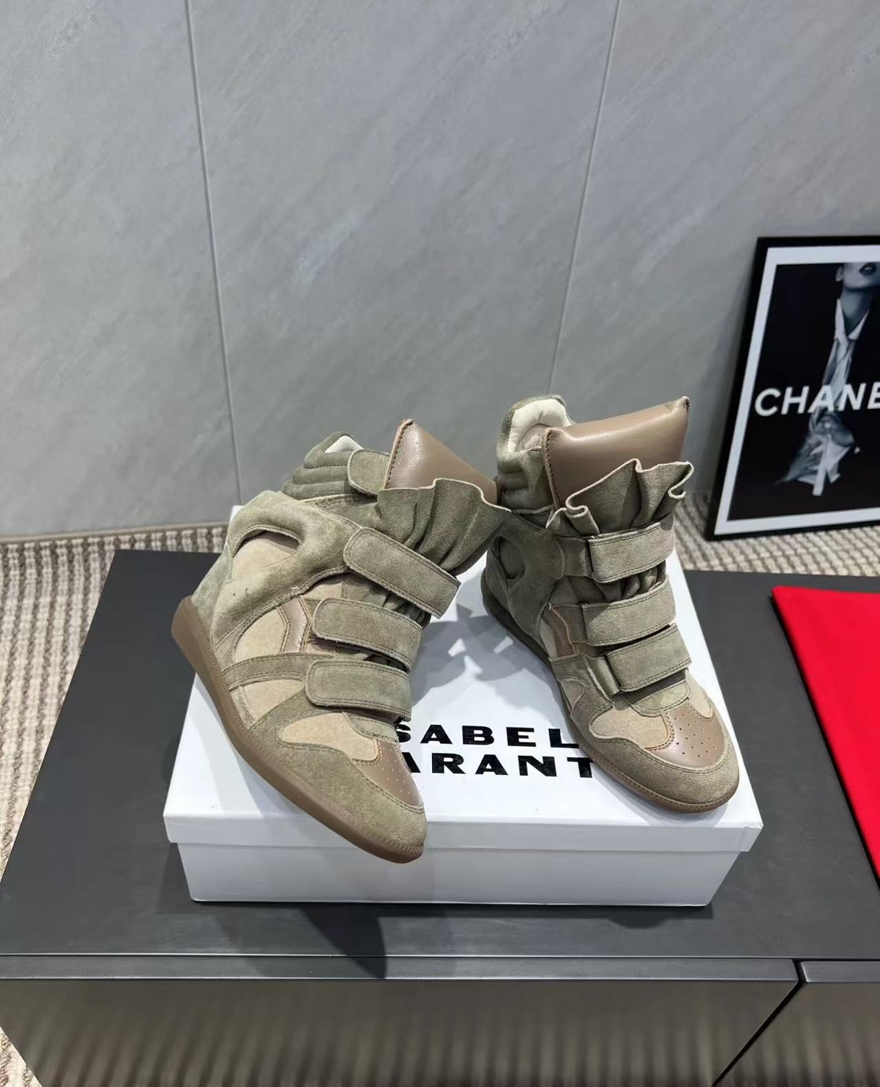 

Жіноче взуття високі кросівки повсякденні спортивні кросівки 42 зеленого кольору хакі