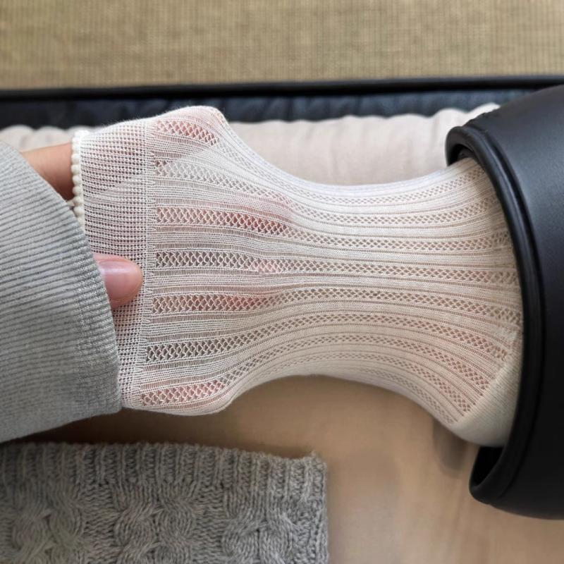 Calzini da donna a rete tinta unita a tubo medio estivi leggeri traspiranti alla moda con bordo ondulato stile balletto calzini casual