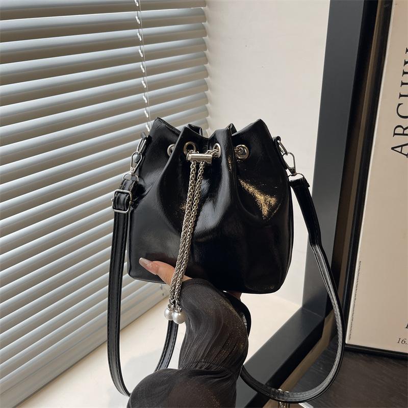 Niche High-end Small Bag Women's New Red Bucket Bag Simple and Versatile Shoulder Messenger Bag