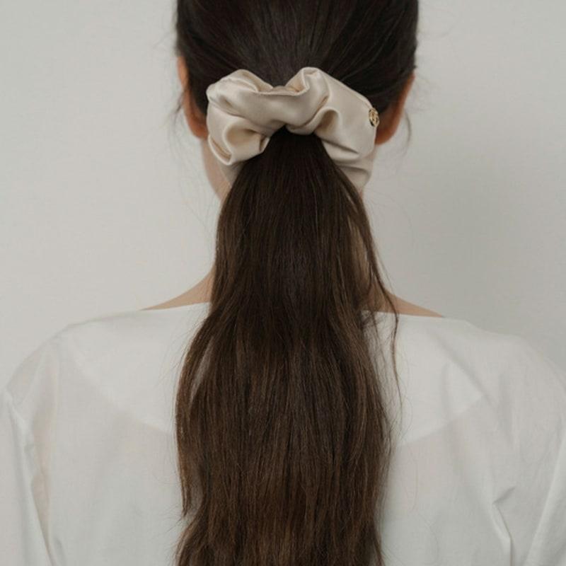 Ovbeige SATIN HAIR SCRUNCHIE
