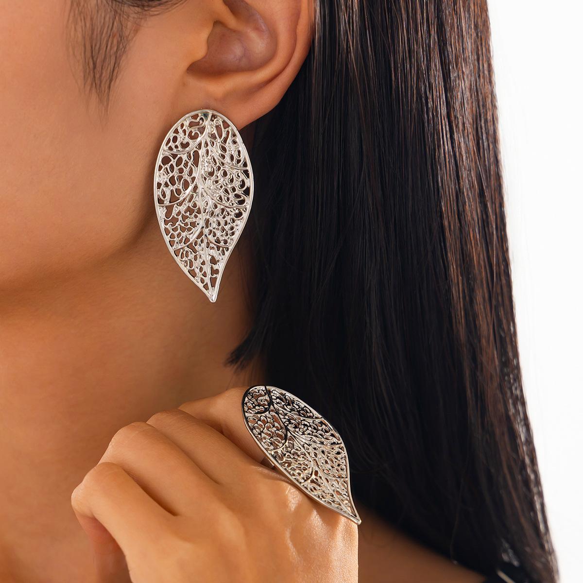 

Преувеличенные металлические плиссированные серьги, открытые кольца, набор для женщин, панк, нерегулярные винтажные полые, имитация жемчуга, цветы, листья, овальные, геометрические, комплекты украшений