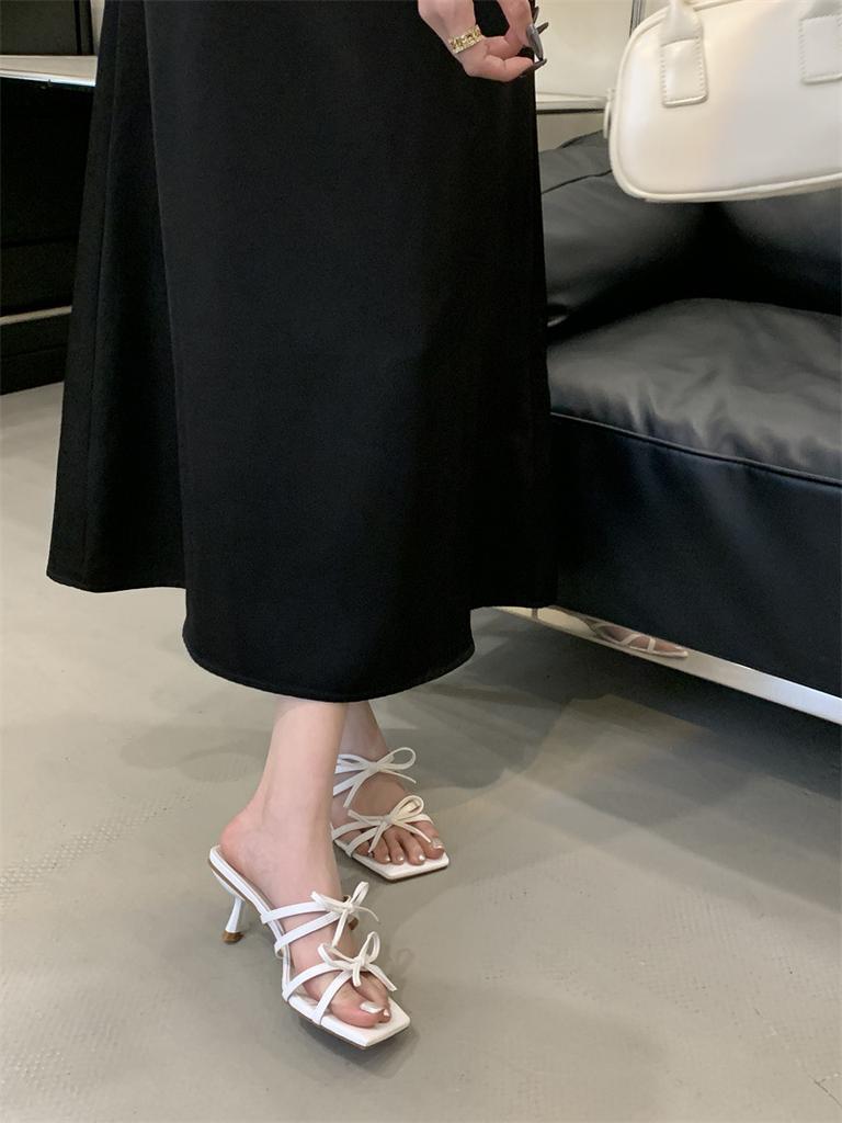 2025 Sommer neue Feenstil High-Heel coole Hausschuhe tragen dünnen Riemen Schleife mit Rock Temperament Hausschuhe Frau