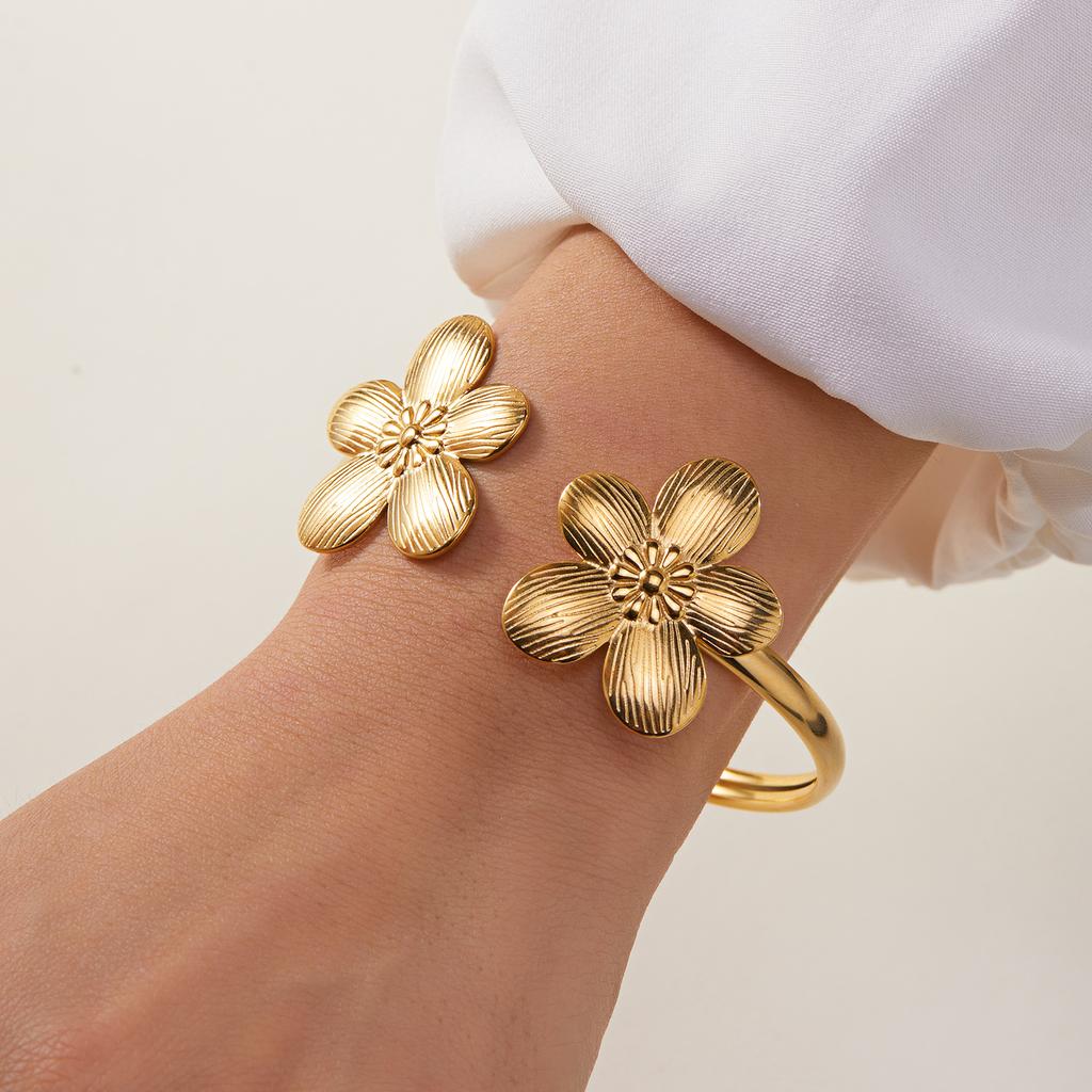 New Classic Sun Moon Pattern Open Bangles Bracelet For Women Gold Color Stainless Steel Heart Cuff Bracelet Hand Ornament Gift