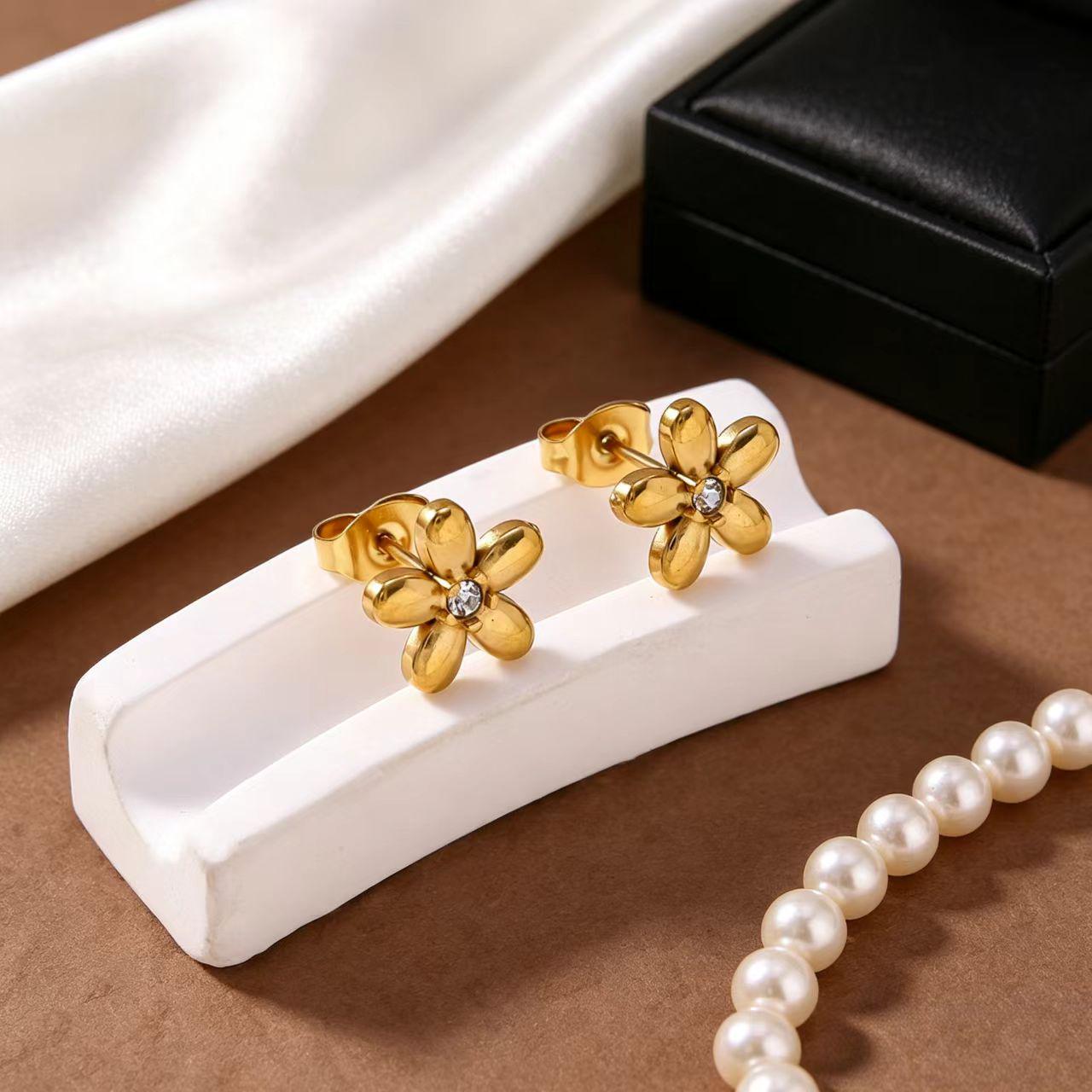 18K Gold Electroplated Titanium Steel Jewelry Set: Five-Petal Flower Necklace, Bracelet, and Earrings with Rhinestones. 18K Gold