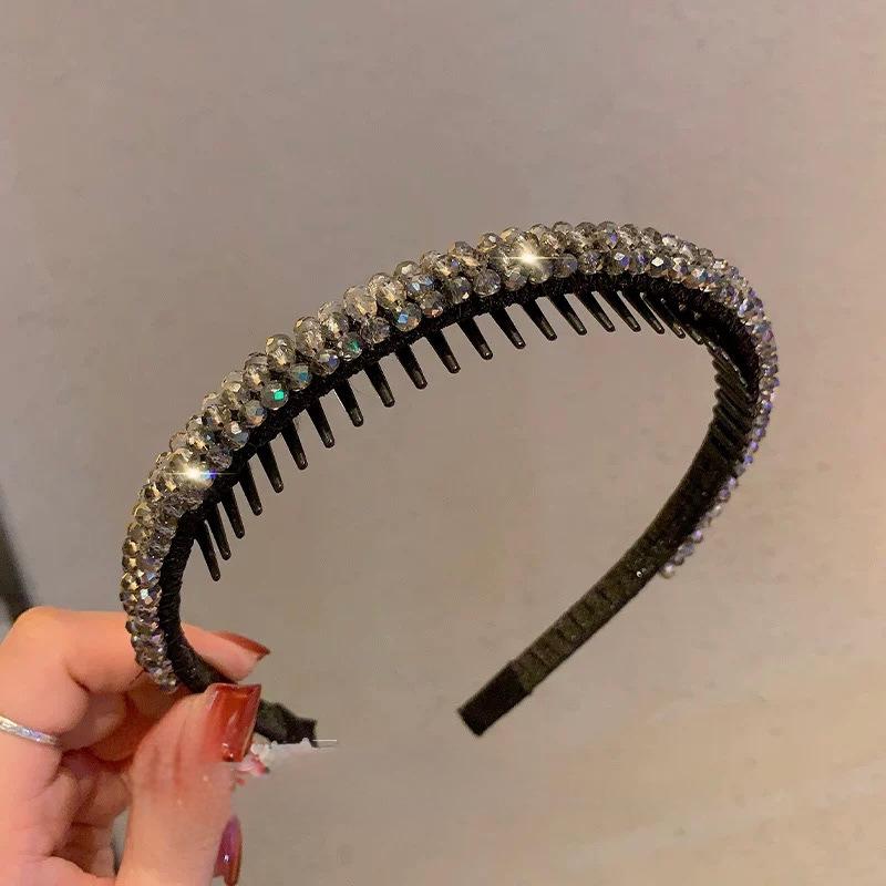 

Кристальная повязка на голову в три ряда класса люкс для женщин : Нескользящий, с зубчиками, наполненный бриллиантами, идеально подходит для лета и подчеркивает лицо .