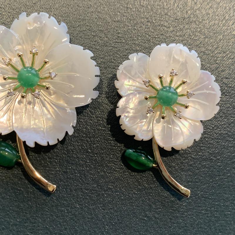 

Ювелирные изделия Тянь Шэ: Элегантная брошь из зеленого халцедона и натуральной раковины - Идеальный подарок на День матери