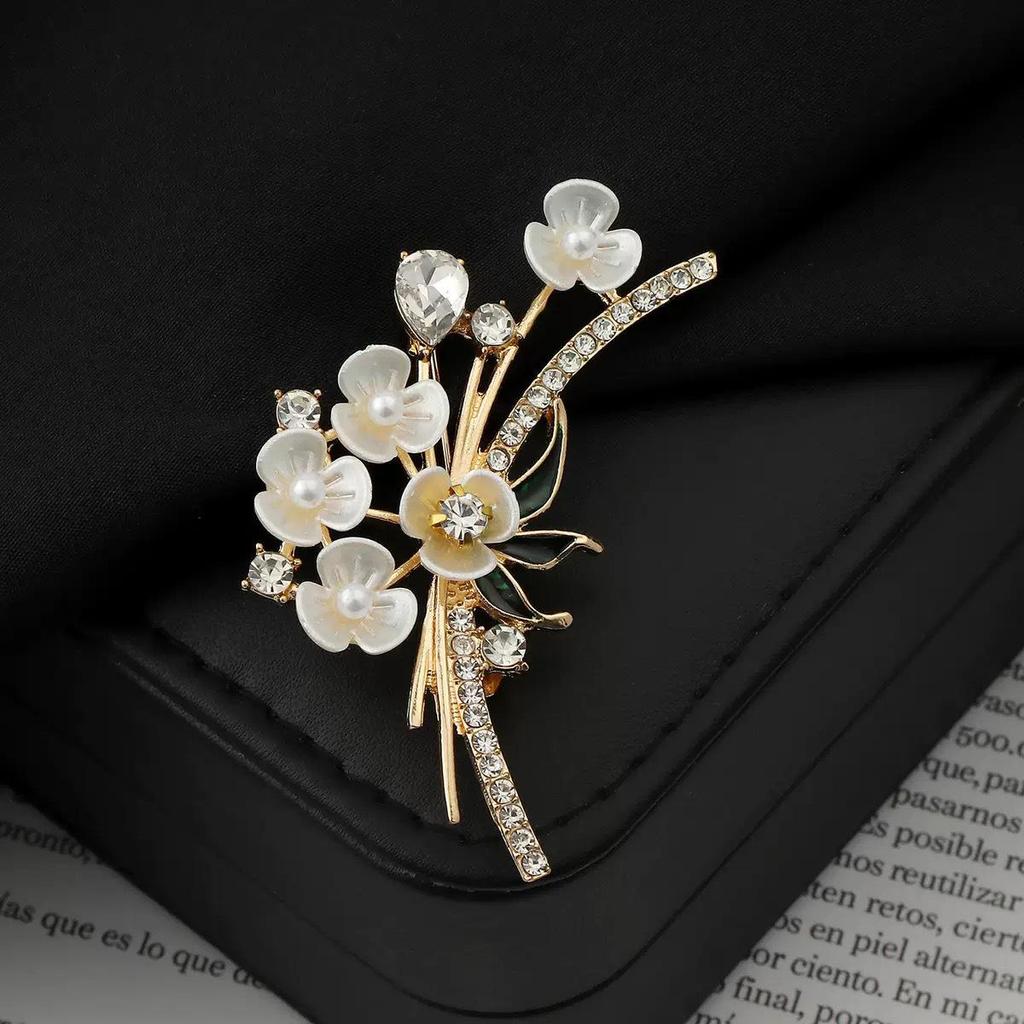 Elegant Versatile Light Luxury Corsage Brooch with Niche Design - Anti-Exposure Pin