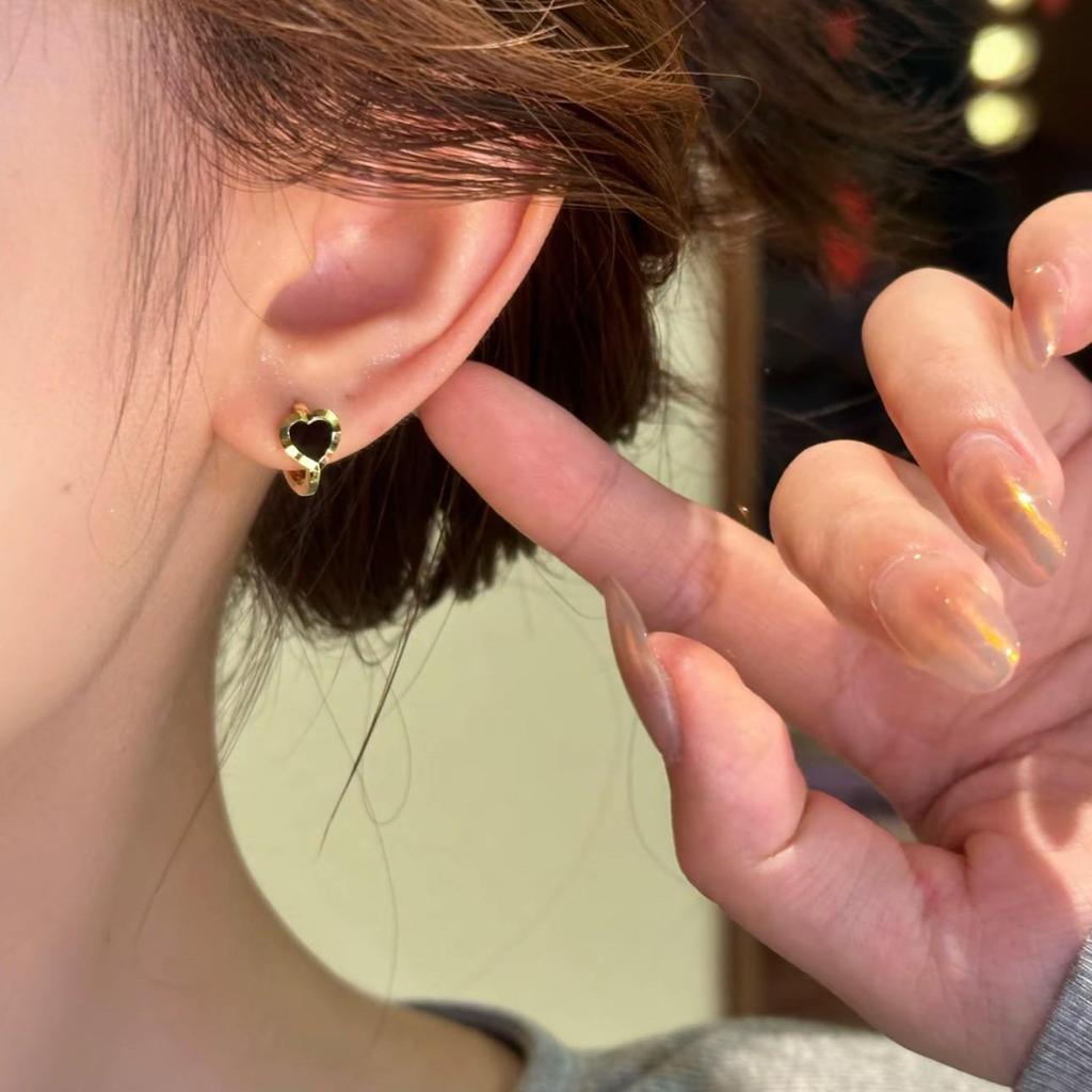 Elegant Small Black Heart Earrings for Women – Versatile, High-End Design