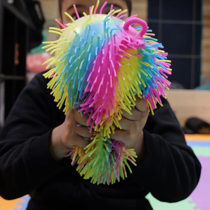 Regenbogen Sensorischer Pufferball – 22 cm/8,5" Stressabbau-Spielzeug mit stacheliger Textur und dehnbaren Schnüren