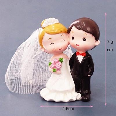 Romantischer Hochzeitstortenaufsatz: Braut und Bräutigam im weißen Kleid Harzfigur
