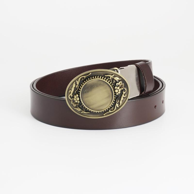 Cinto de Couro de Vaca com Pequeno Padrão de Placa Leve Cinto de Designer Calças Casuais Masculinas com Decorações Góticas